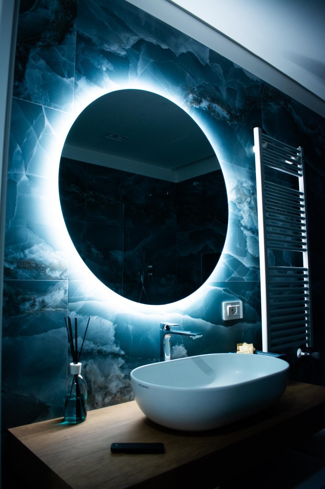 Bagno con specchio retroilluminato